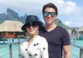 Perutnya Dipeluk sang Suami, Intip Gaya Manja Syahrini Kenakan Long Dress Merah Cetar Ulala!