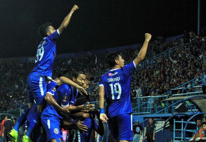 Pemain Arema FC merayakan gol yang dicetak ke gawang Kalteng Putra pada leg pertama semifinal Piala Presiden 2019 di Stadion Kanjuruhan, Malang, Selasa (2/4/2019).