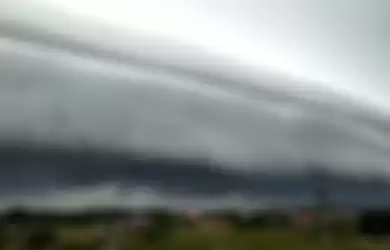 Kemunculan awan menggulung bak gelombang laut tsunami di langit Meulaboh, Senin (10/8/2020) mengejutkan warga. Meulaboh, Kabupaten Aceh Barat.