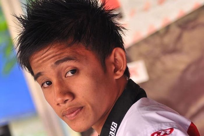 Muhammad Hasyim Zaki Adil (M. Zaki) yang merupakan pembalap muda Indonesia meninggal dunia karena ditusuk.