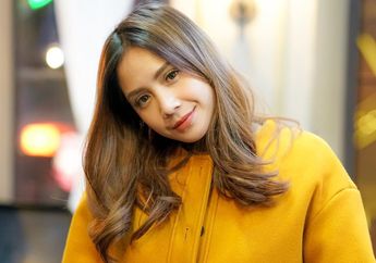Modisnya Nagita Slavina Pakai Baju Unik Seharga Rp9 Juta, Netizen Malah Sebut Mirip Jas Hujan!