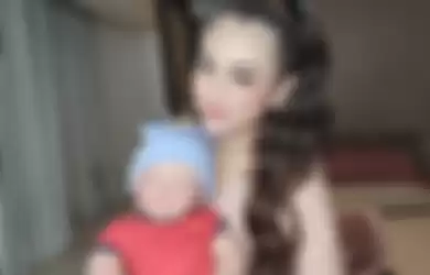 Celine Evangelista bongkar reaksi anak-anaknya saat ia memutuskan mengadopsi spirit doll alias boneka arwah.