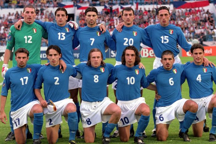 Skuat Italia saat menjuarai Piala Eropa U-21 2000 dengan Andrea Pirlo menjadi pemain terbaik sekaligus top scorer turnamen.