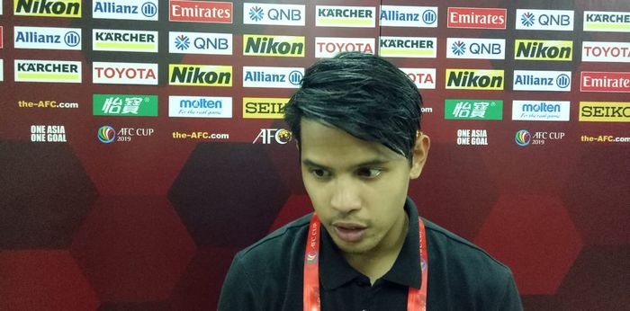 Gelandang Kaya FC, Marwin Angeles, menjawab pertanyaan wartawan seusai laga kontra tuan rumah PSM Makassar pada lanjutan Piala AFC di Stadion Pakansari, Kabupaten Bogor, Selasa (2/4/2019).