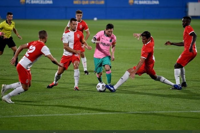 Lionel Messi saat dikawal empat pemain Girona dalam laga uji coba, Rabu (16/9/2020).