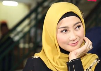 Tak Heran Dulu Mampu Buat Irwan Mussry Klepek-klepek, Begini Potret Wajah Cantik Desy Ratnasari Saat Masih Muda, Tersenyum Manis Sambil Sambil Rangkul Sosok Ini
