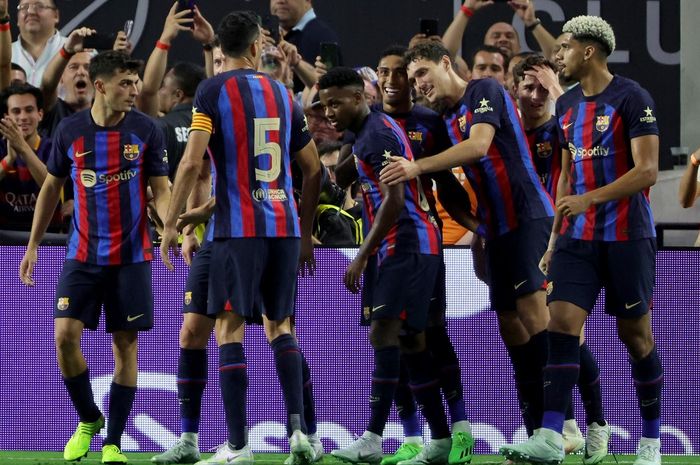 Momen pemain Barcelona merayakan gol dari Raphinha pada laga pramusim kontra Real Madrid di Las Vegas.