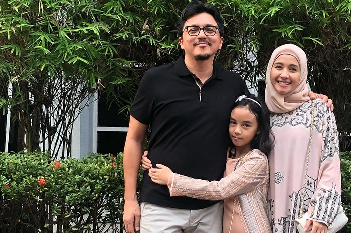 Potret keluarga Laudya Cynthia Bella (kanan) dan Engku Emran