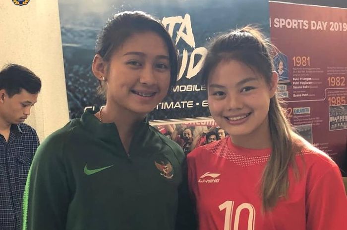 Pemain sepak bola wanita Indonesia, Zahra Muzdalifah dan Dhanielle Daphne dalam diskusi ASEAN Sports Day 2019: Women in Football di Sekretariat ASEAN, Kamis (8/8/2019).