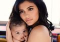 Kaya dari Lahir, Anak Kylie Jenner Baby Stormi Pakai Tas Ratusan Juta Rupiah Saat Belajar Jalan