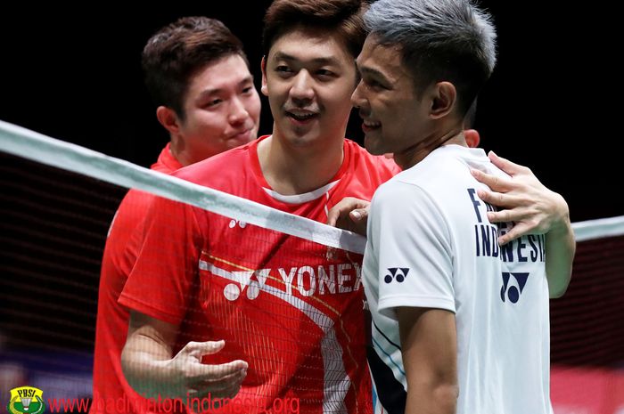 Lee Yong-dae merangkul Fajar Alfian setelah pertandingan babak semifinal Malaysia Masters 2020 di Axiata Arena, Kuala Lumpur, 11 Januar 2020.