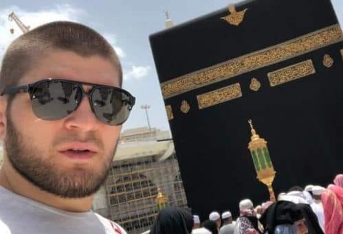 Khabib Nurmagomedov ketika menjalankan ibadah umroh.