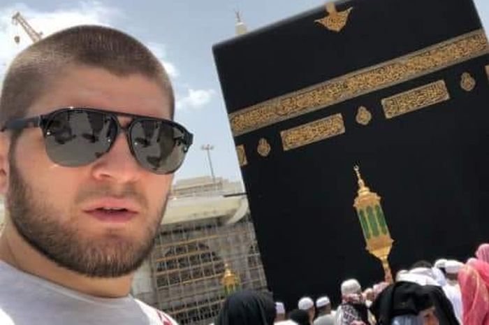 Khabib Nurmagomedov ketika menjalankan ibadah umroh.