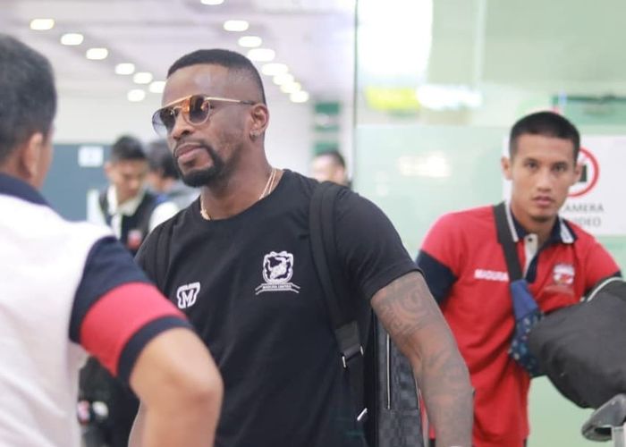 Greg Nwokolo bersama skuad Madura United saat tiba di Johor Bahru, Malaysia, Minggu (19/1/2020).