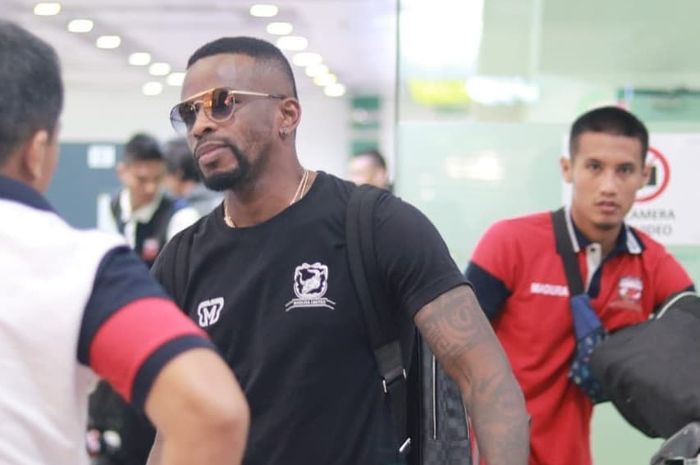 Greg Nwokolo bersama skuad Madura United saat tiba di Johor Bahru, Malaysia, Minggu (19/1/2020).