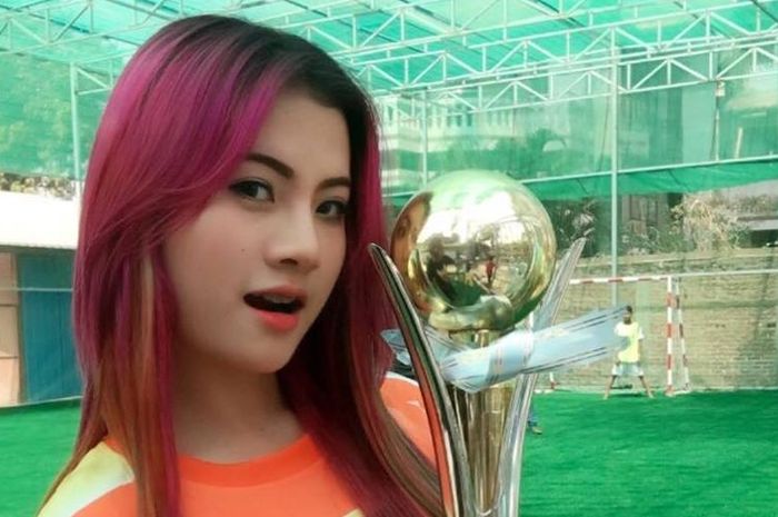 Fan cantik asal Myanmar, Tay Zar Ko Ko,  di Piala AFF 2018.