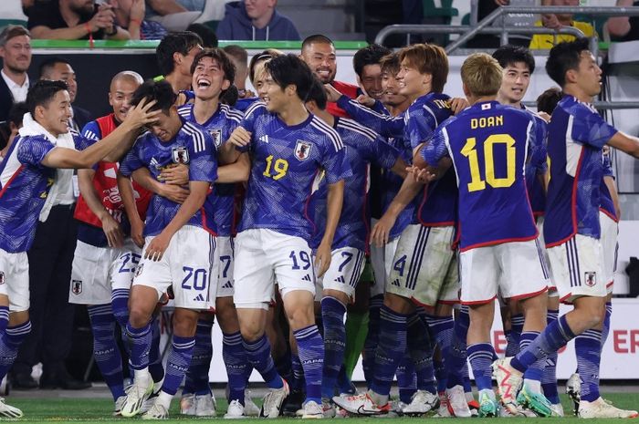 Timnas Jepang merayakan gol