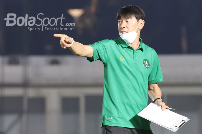 Pelatih timnas Indonesia, Shin Tae-yong, tengah memberikan intruksi kepada anak asuhnya di Stadion Madya, Senayan, Jakarta, 11 Mei 2021.