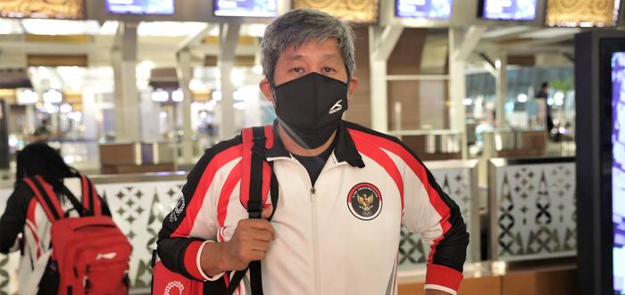 Pelatih ganda putra Indonesia, Herry IP menjelang berangkat ke Tokyo di Bandara Soekarno Hatta, Tangerang.