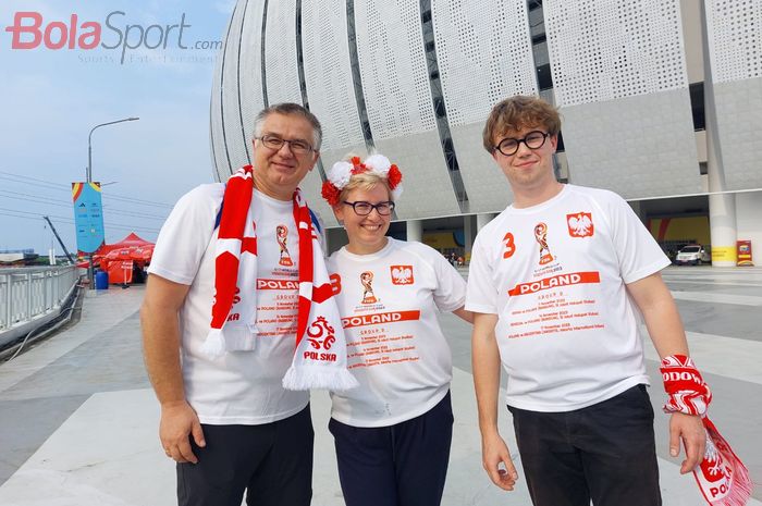 Fans timnas U-17 Polandia, Szymon Krzyzanowski, bersama keluarga memberi dukungan ke tim nasional yang tampil di Piala Dunia U-17 2023 yang berlangsung di Jakarta International Stadium (JIS), Jakarta, Jumat (17/11/2023).