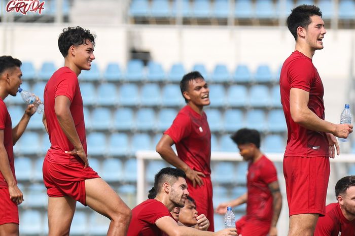 Rafael Struick (kedua dari kiri) tengah menikmati sesi latihan Timnas Indonesia jelang laga kontra Brunei Darussalam.