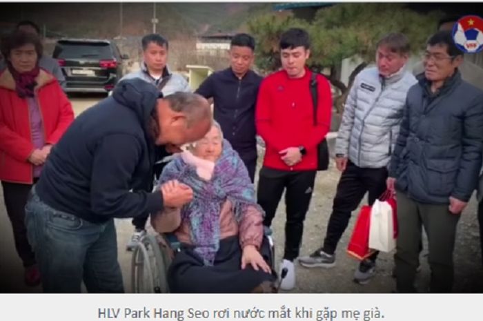 Momen pelatih Vietnam, Park Hang-seo menangis ketika bertemu dengan sang ibu di kampung halamannya, Tongyeong di distrik Sancheong, Korea Selatan.