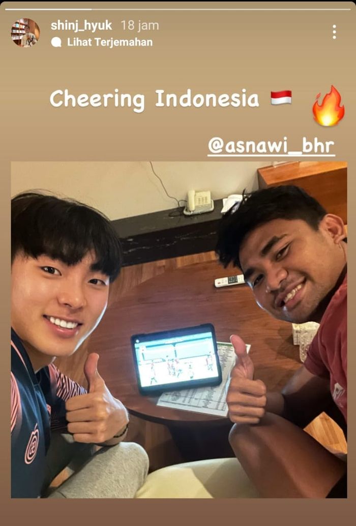 Asnawi Mangkualam dan putra Shin Tae-yong, Shin Jae-hyuk menoton laga timnas Indonesia vs Timor Leste.