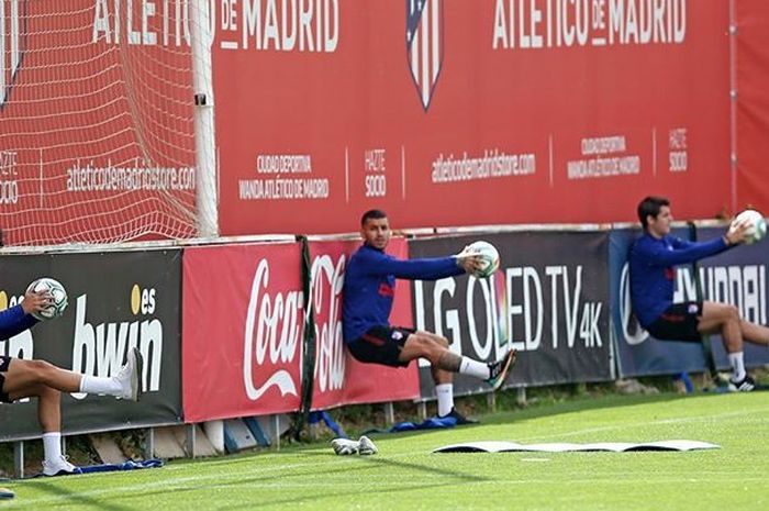 Tiga pemain Atletico Madrid terlihat berlatih sambil menjaga jarak mereka saat latihan perdana di tengah pandemi virus corona pada Sabtu (9/5/2020).