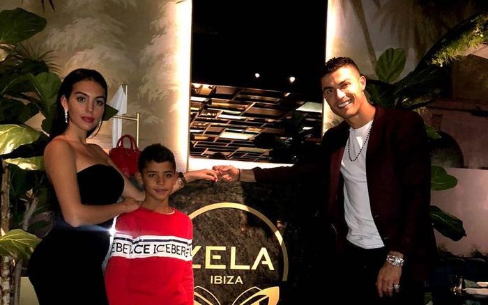 Cristiano Ronaldo Junior berada di antara Georgina Rodriguez (kiri) dan Cristiano Ronaldo merayakan 