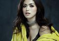 Seksi dengan Dress Hitam Belahan Dada Rendah, Jessica Iskandar Tenteng Tas Mini Harga 400 Juta Rupiah