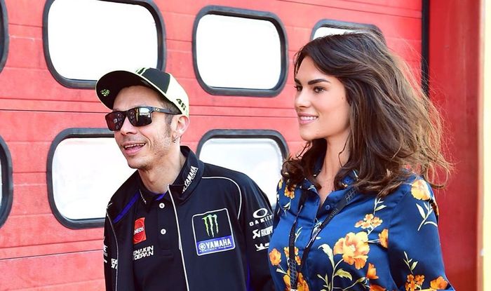 Valentino Rossi (kiri) dan Francesca Sofia Novello (kanan) saat berada di Sirkuit Mugello dalam rangkaian gelaran MotoGP Italia 2019