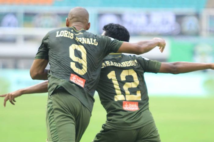 Rifad Marasabessy merayakan golnya ke gawang Persija Jakarta bersama Loris Arnaud, di Stadion Pakansari, Kabupaten Bogor, Selasa (16/7/2019).