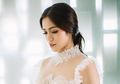 Tampil Anggun Pakai Busana Warna Putih, Jessica Iskandar Bocorkan Prediksi Gaun Pengantin?