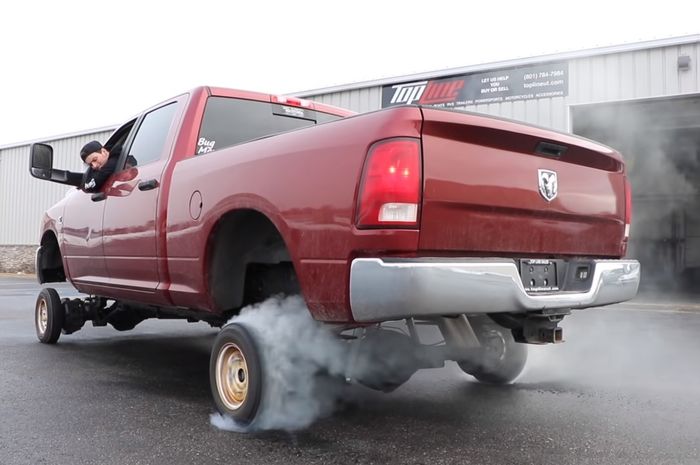 Pikap Dodge RAM Malah Dijejali Ban Mungil, Dibuat Burn Out 