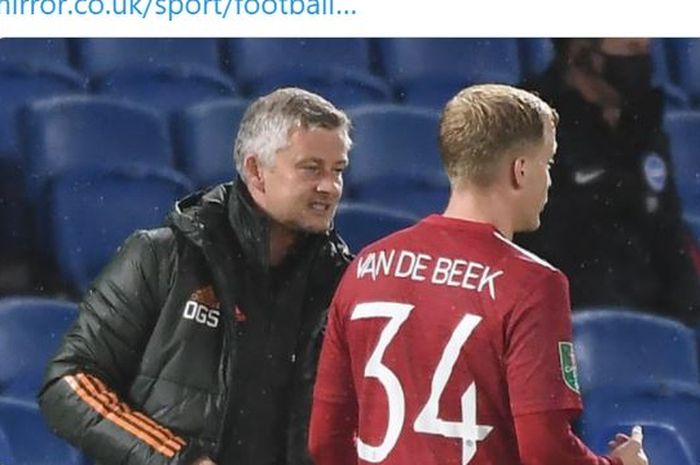 Pelatih Manchester United, Ole Gunnar Solskjaer, berbicara kepada Donny van de Beek.