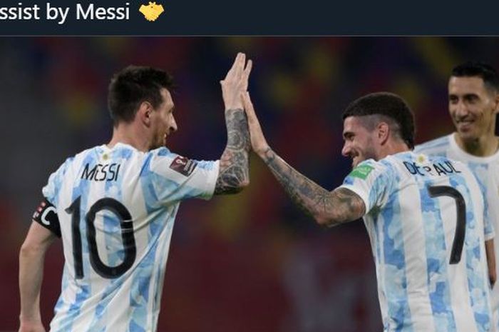 Lionel Messi (kiri) bersama Rodrigo De Paul saat membela timnas Argentina.