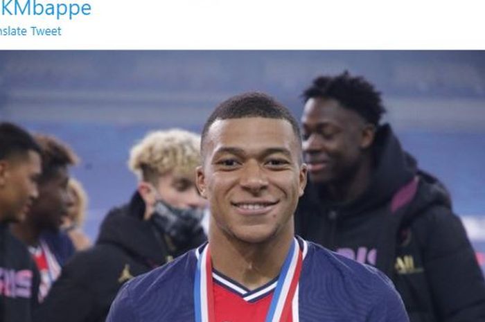 Striker PSG, Kylian Mbappe, mengangkat trofi Coupe de France 2021.