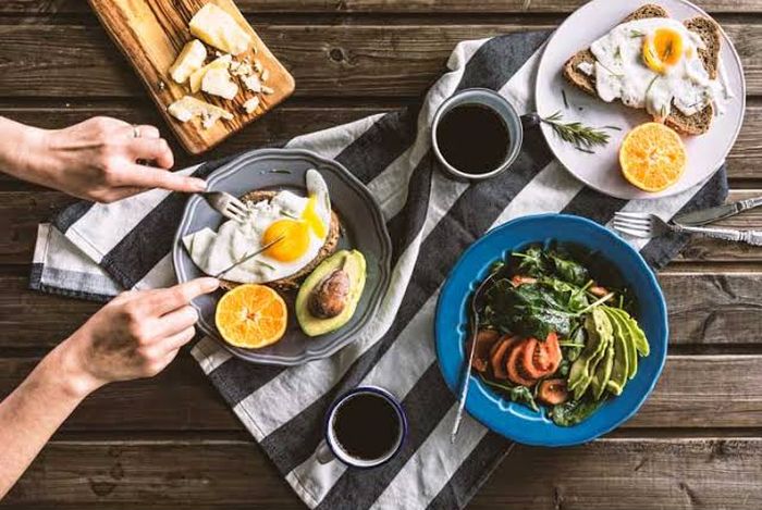 Melewatkan waktu sarapan, membuat perut merasa lapar terus di siang hari.