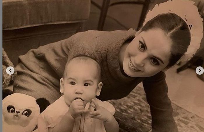 Foto masa muda Dewi Sukarno bersama Kartika.