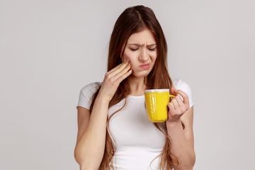 Nyeri Saat Minum Dingin Tanda Gigi Sensitif, Ini Penyebab dan Cara Mengatasinya