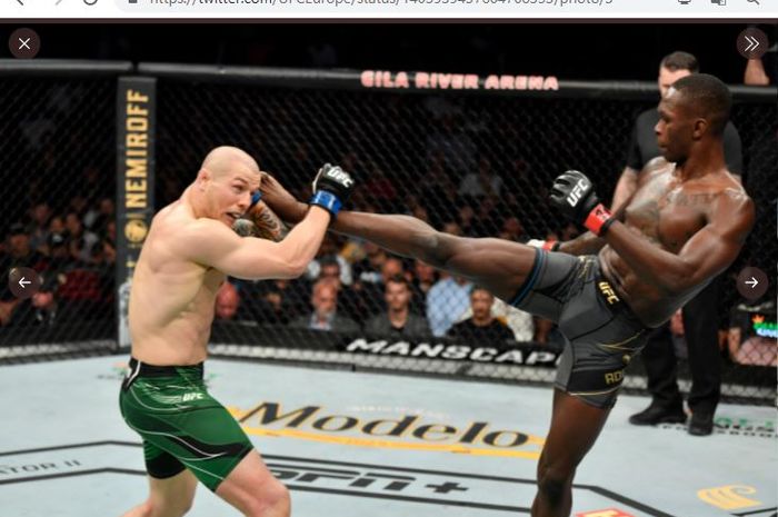 Israel Adesanya (kanan) melepaskan tendangan ke arah Marvin Vettori (kiri) pada ajang UFC 263 di Gila River Arena, Glendale, Arizona, Minggu (13/6/2021)