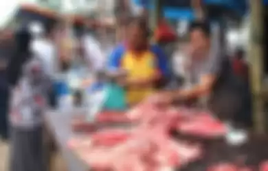 Pedangan daging meugang musiman di ruas jalan Pasar Bina Usaha Meulaboh, Kamis 25/05/17)