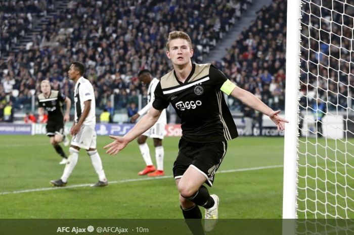 Bek sekaligus kapten Ajax Amsterdam, Matthijs de Ligt, merayakan gol yang dicetak ke gawang Juventus dalam laga leg kedua perempat final Liga Champions di Stadion Allianz, Turin, Selasa (16/4/2019).