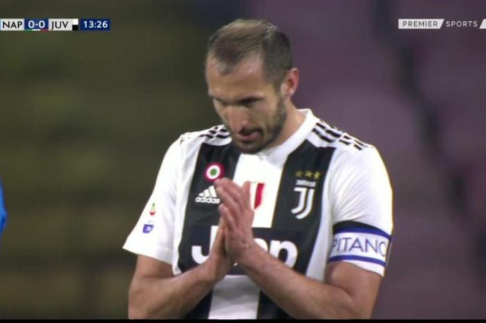 Kapten Juventus, Giorgio Chiellini, melakukan aplaus dalam laga kontra Napli sebagia bentuk penghormatan kepada mendiang Davide Astori