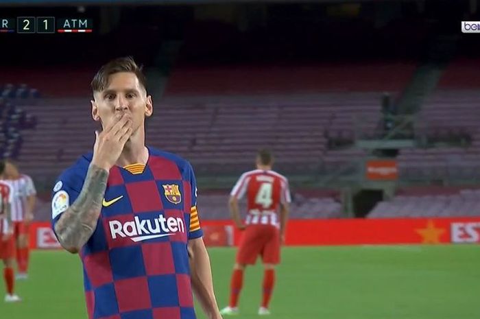 Lionel Messi merayakan golnya untuk Barcelona ke gawang Atletico Madrid dalam lanjutan Liga Spanyol di Camp Nou, 30 Juni 2020.
