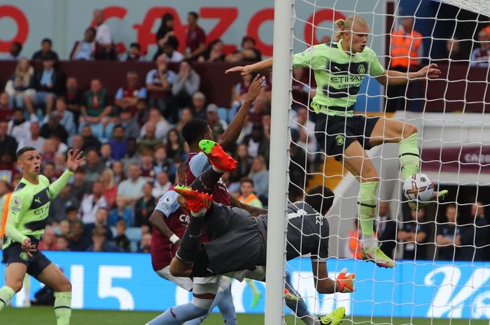 Erling Haaland cetak gol Manchester City ke gawang Aston Villa dalam duel pekan keenam Liga Inggris di Villa Park, Birmingham (3/9/2022).