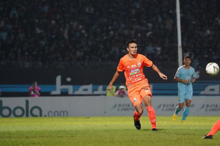 Pemain muda Persija Jakarta pada laga debutnya bersama tim senior kontra Persela Lamongan di Stadion Surajaya, Lamongan, Sabtu (22/6/2019).