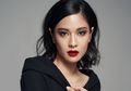 Pede Tampil Nyentrik Padukan Baju Batik dengan Sneakers, Tampilan Dian Sastro Justru Curi Perhatian!