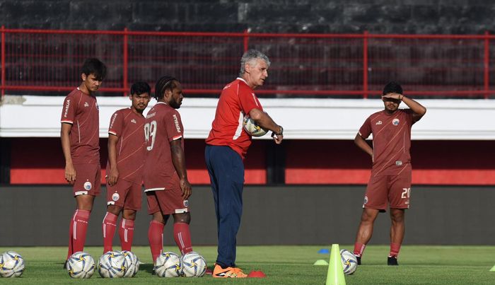 Pelatih Persija Jakarta, Ivan Kolev, saat memimpin official training di Stadion Kapten I Wayan Dipta, Gianyar, Bali, Kamis (25/4/2019).