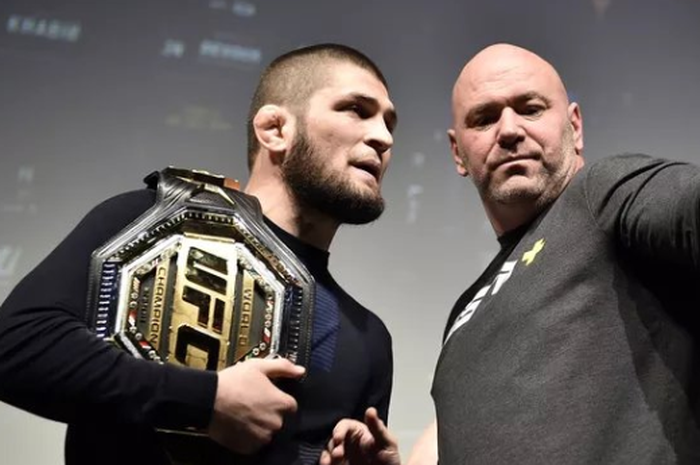 Khabib Nurmagomedov (kiri), Tony Ferguson (kanan), dan Dana White (tengah) melakukan stare down jelang UFC 249. 